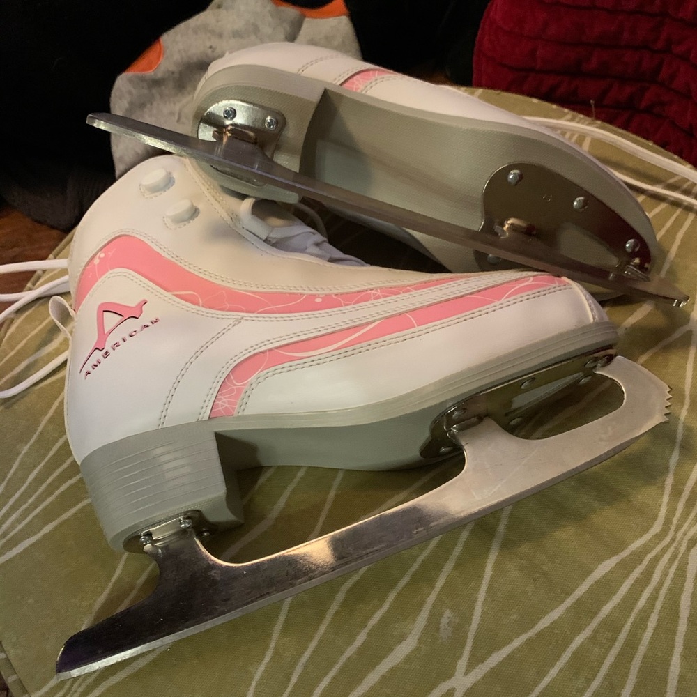 NWT ladies Ice Skates
